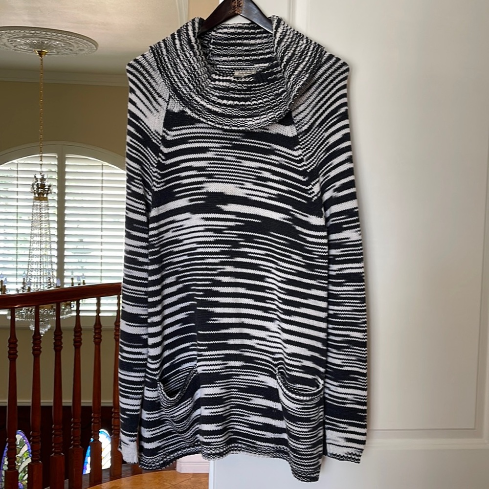 Great looking tunic sweater with pockets. GUC